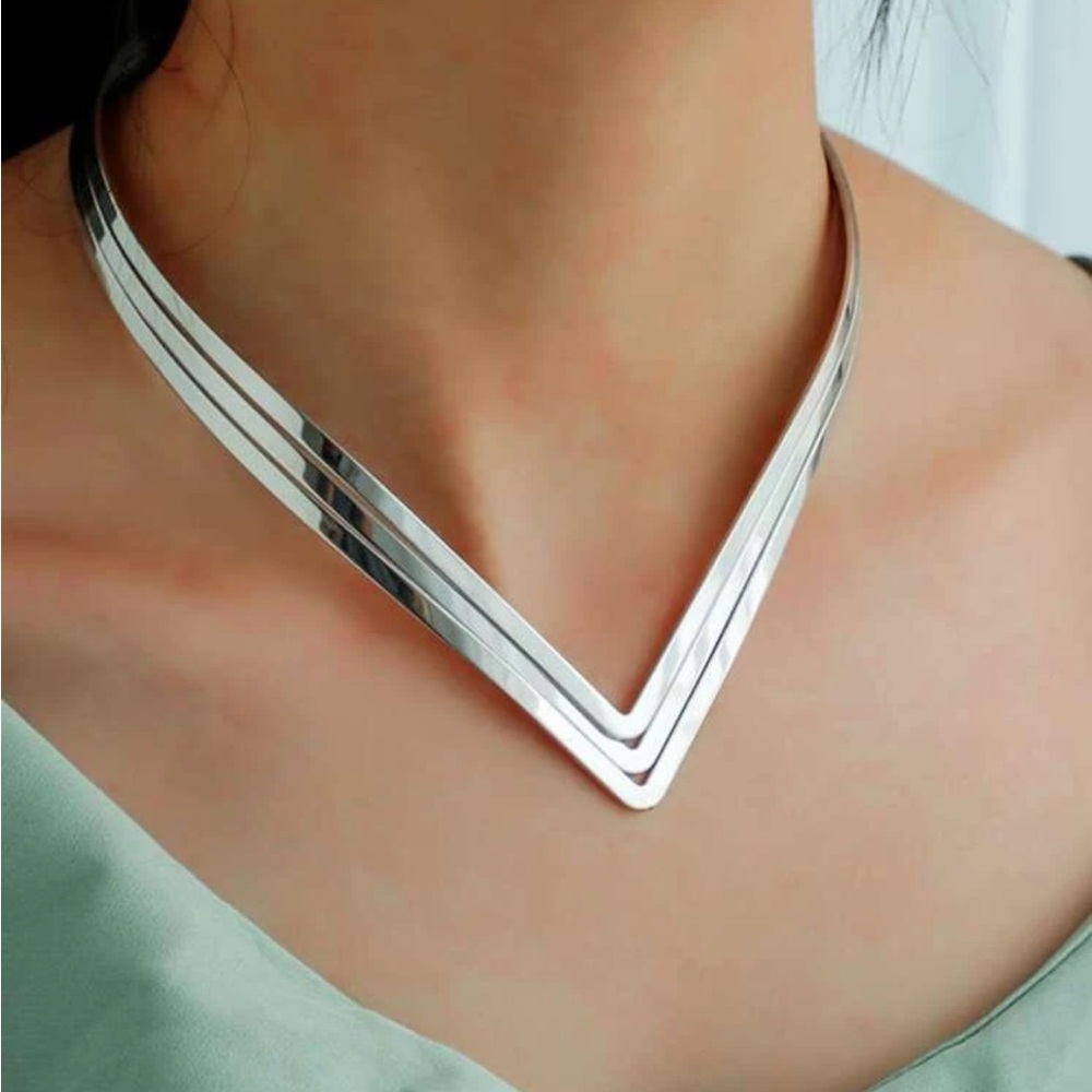Elegant Silver Women's Necklace